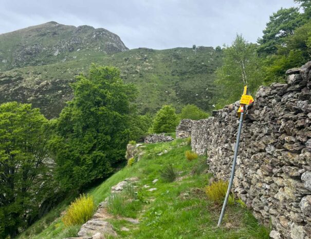 7. SULLA VIA DI DISCESA, RESTI DI ALPEGGI